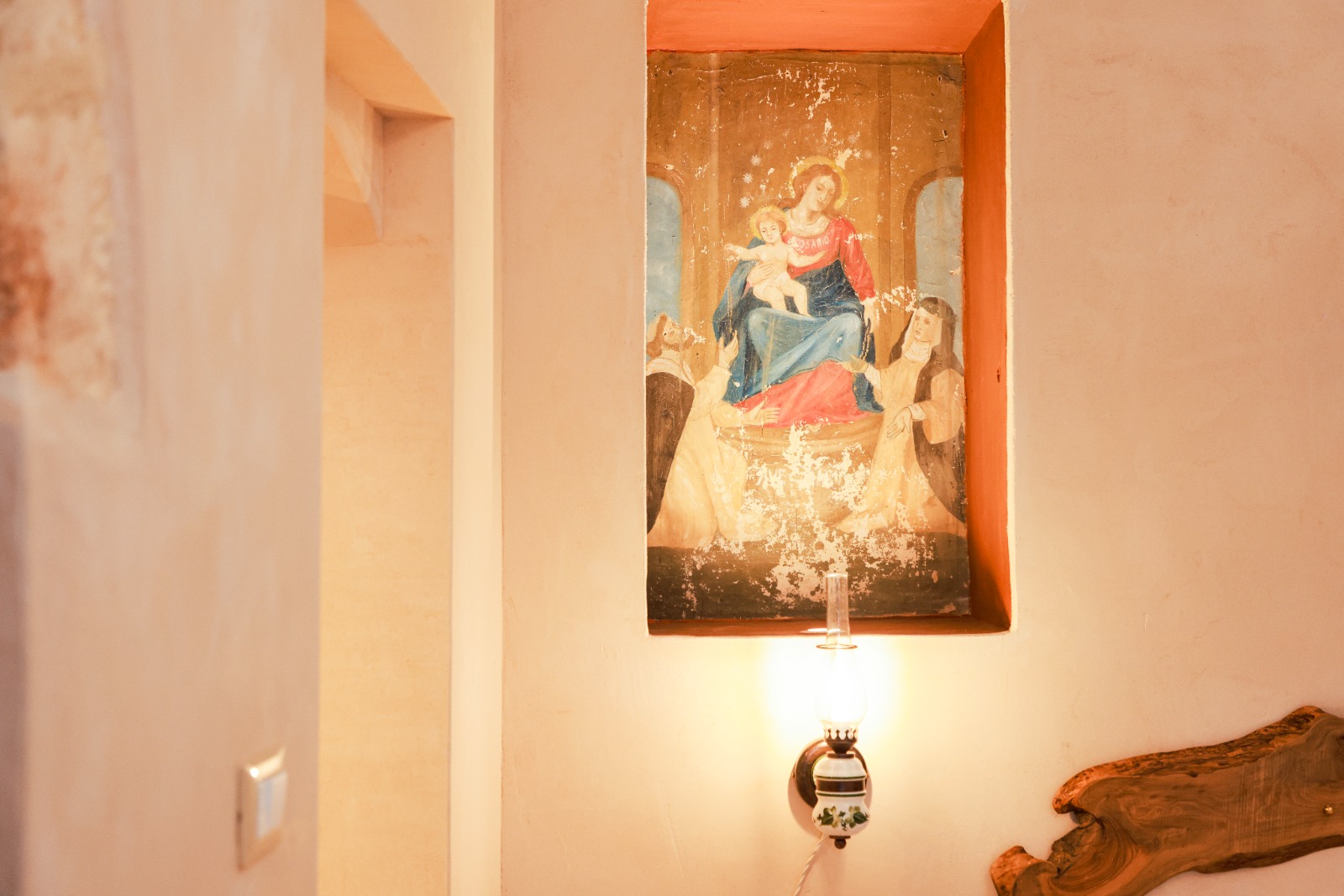 Nicchia con dipinto della Madonna