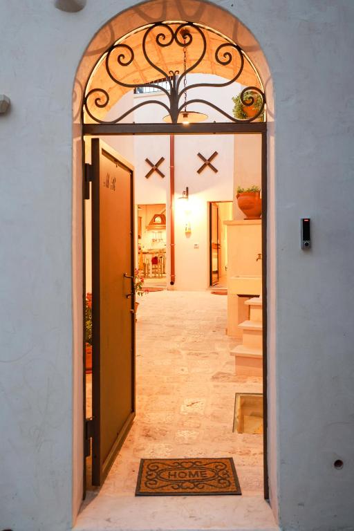 Ingresso in pietra di Corte degli Angeli